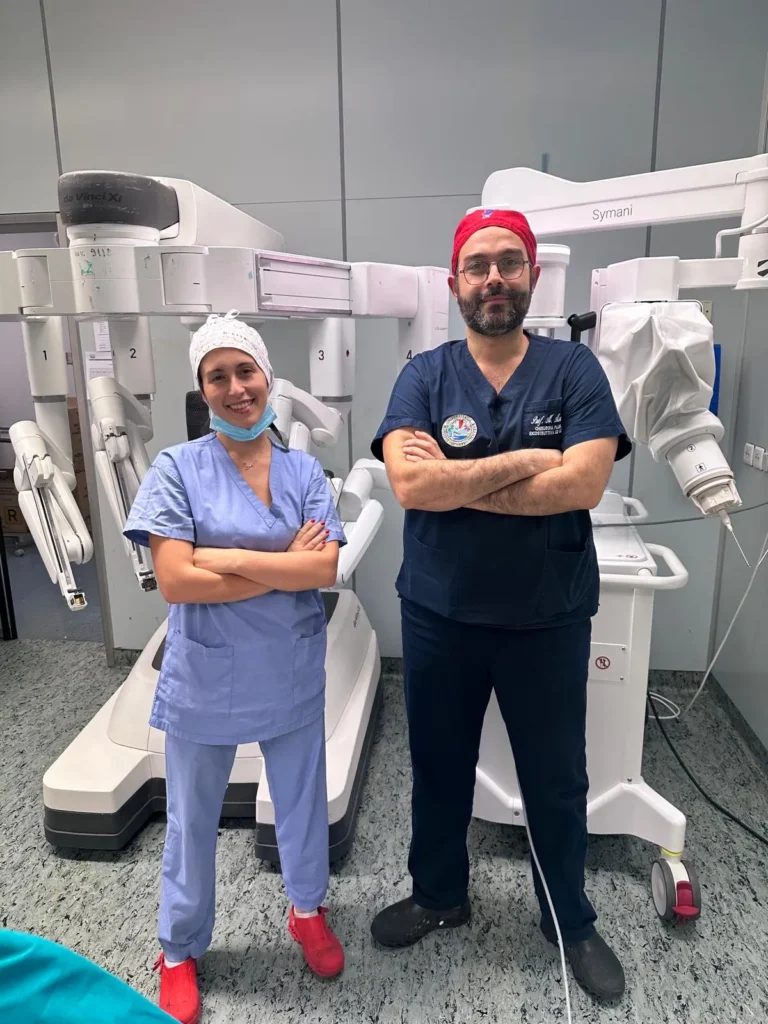 Prof.ssa Rossella Elia con il robot per microchirurgia al Policlinico di Bari.