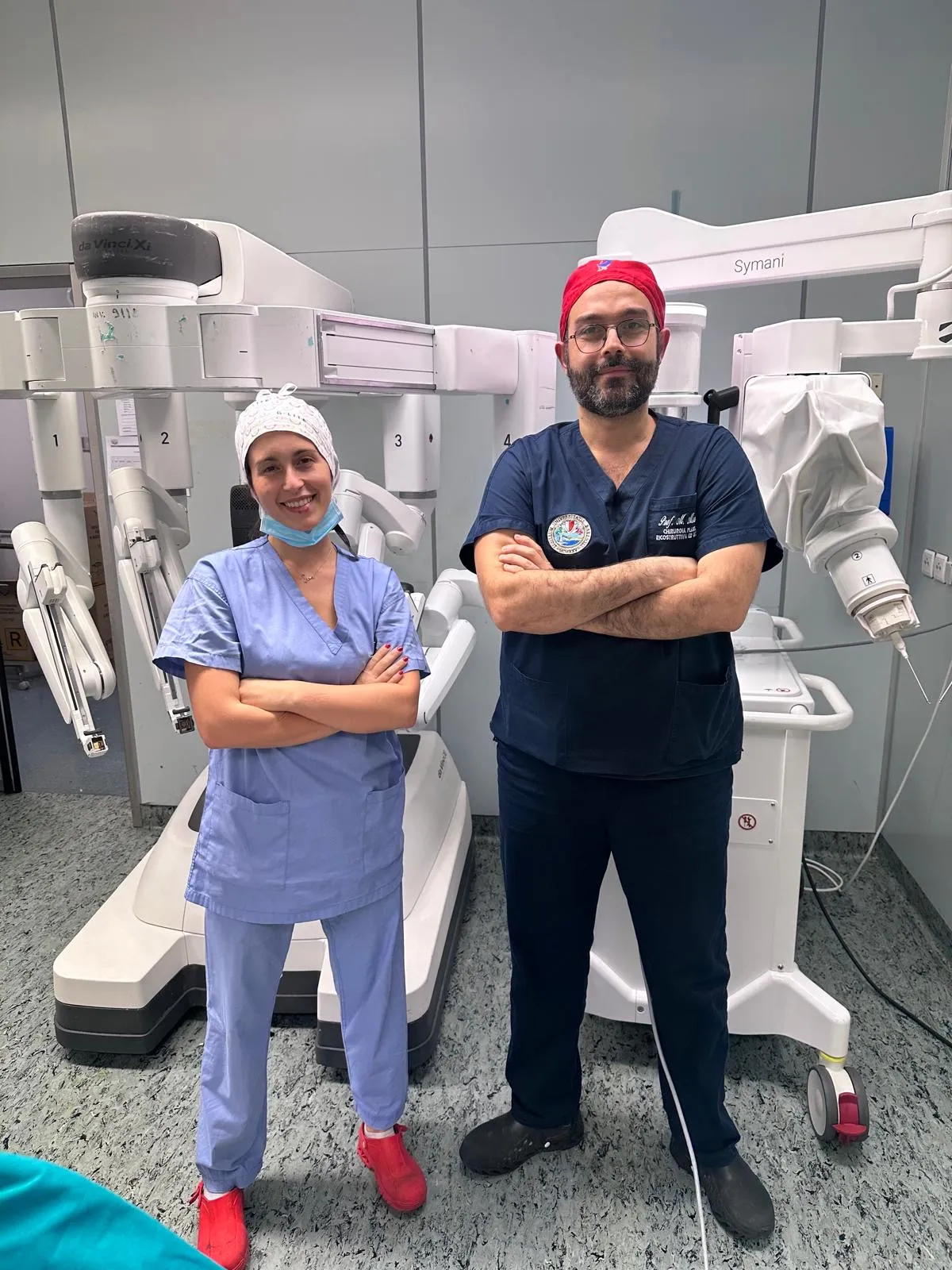 Prof.ssa Rossella Elia con il robot per microchirurgia al Policlinico di Bari.